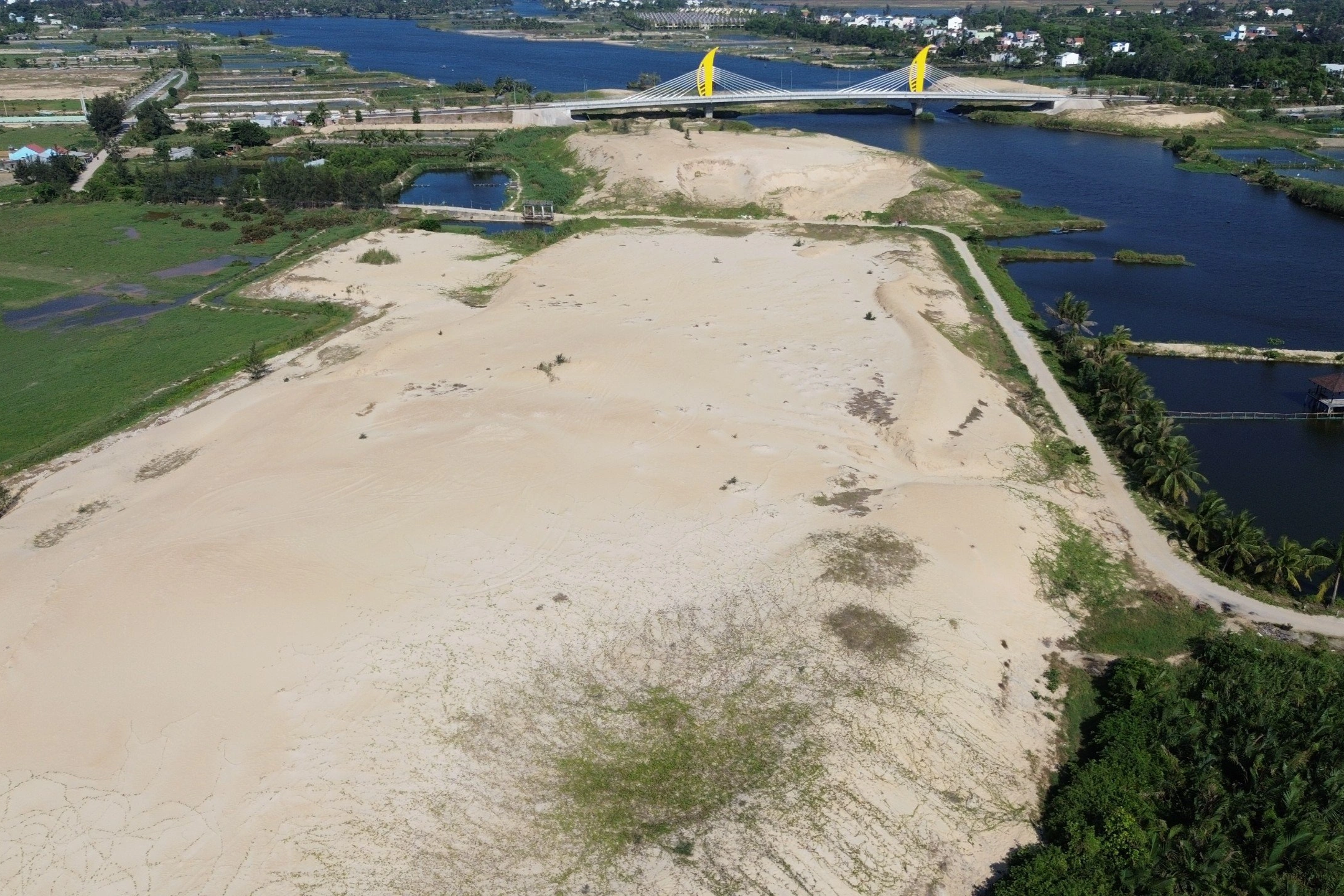 Gần 1,4 triệu m3 cát nạo vét từ sông Cổ Cò ế chỏng chơ - 2