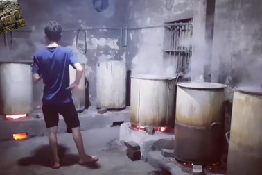 Nổi lửa nấu bánh chưng