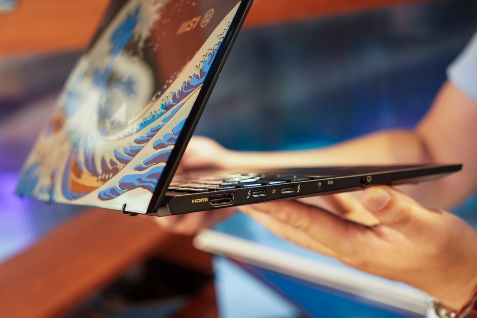 Computex 2025: Laptop AI có mặt lưng tranh sơn mài thủ công - 3 Computex 2025: Laptop AI có mặt lưng tranh sơn mài thủ công - 3