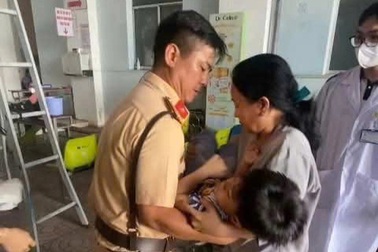 CSGT Cần Thơ đưa bé trai nguy cơ vỡ bàng quang đi cấp cứu kịp thời
