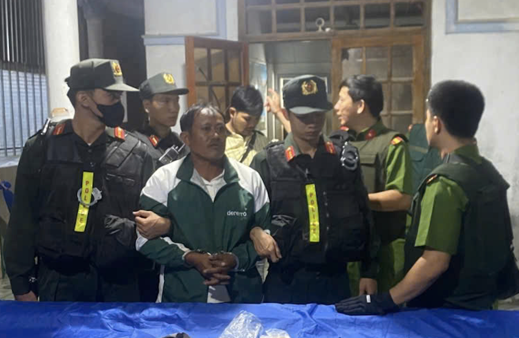 Người đàn ông cầm súng bắn cán bộ công an bị thương - 1 Người đàn ông cầm súng bắn cán bộ công an bị thương - 1