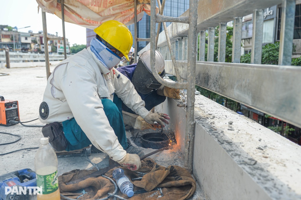 Hà Nội: Công nhân chống chọi nắng nóng, gấp rút hoàn thiện cầu vượt chữ C - 7 Hà Nội: Công nhân chống chọi nắng nóng, gấp rút hoàn thiện cầu vượt chữ C - 7