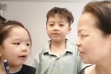 Người phụ nữ 60 tuổi thực hành giao tiếp tiếng Anh cùng các cháu