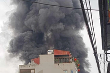 Hai ngôi nhà ở Hà Nội cháy ngùn ngụt, khói bốc cao hàng chục mét