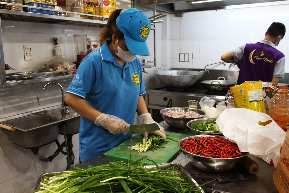 Người Đà thành kho cá, làm bánh tét tiếp sức TPHCM chống dịch - 7 Người Đà thành kho cá, làm bánh tét tiếp sức TPHCM chống dịch - 7