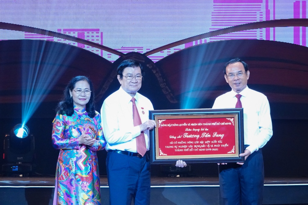 Tôn vinh 60 cá nhân tiêu biểu trong 50 năm xây dựng, phát triển TPHCM - 1 Tôn vinh 60 cá nhân tiêu biểu trong 50 năm xây dựng, phát triển TPHCM - 1