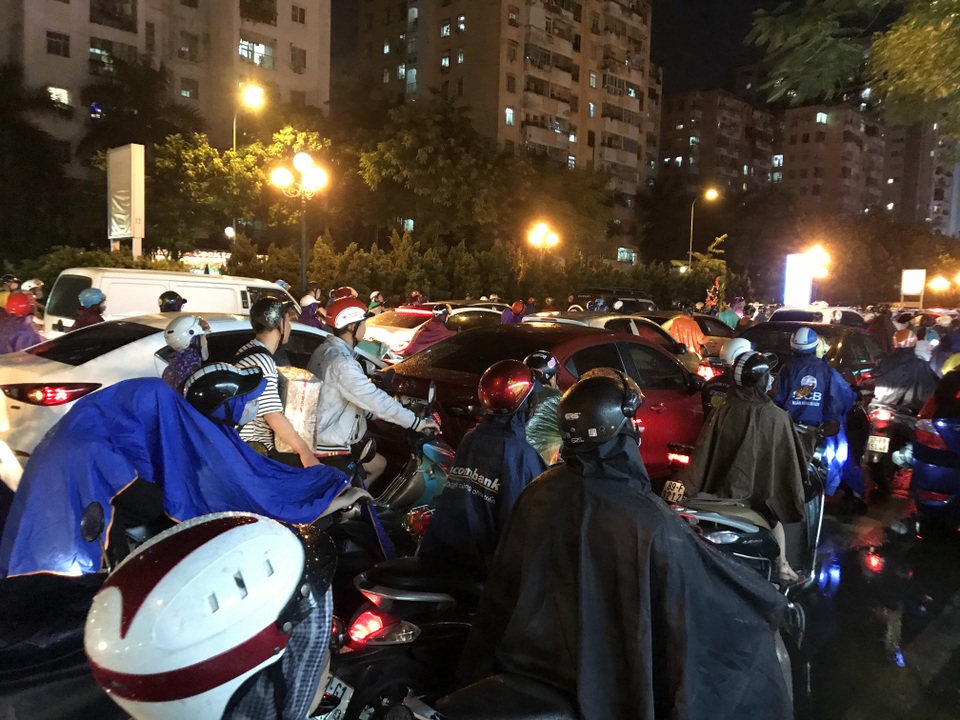 Đường phố Hà Nội ùn tắc kéo dài hàng cây số sau cơn mưa lớn chiều tan tầm - 9 Đường phố Hà Nội ùn tắc kéo dài hàng cây số sau cơn mưa lớn chiều tan tầm - 9