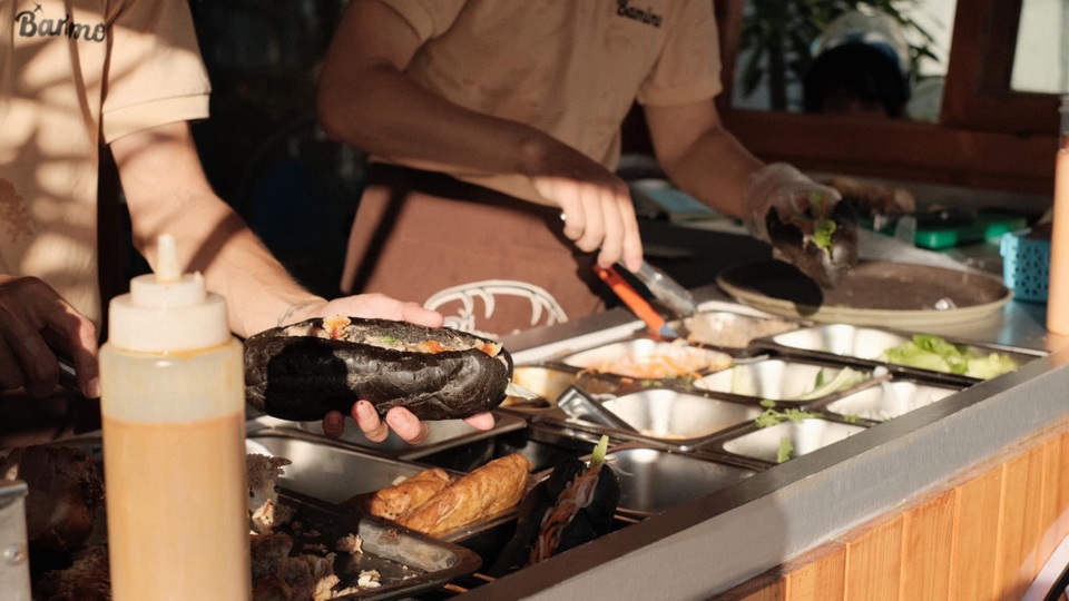 Dân mạng phát sốt với bánh mì bóng đêm đen như than ở Quảng Ninh - 2 Dân mạng phát sốt với bánh mì bóng đêm đen như than ở Quảng Ninh - 2