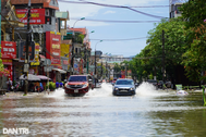 Mưa lớn suốt nhiều giờ, đường phố ở Hà Tĩnh ngập nặng