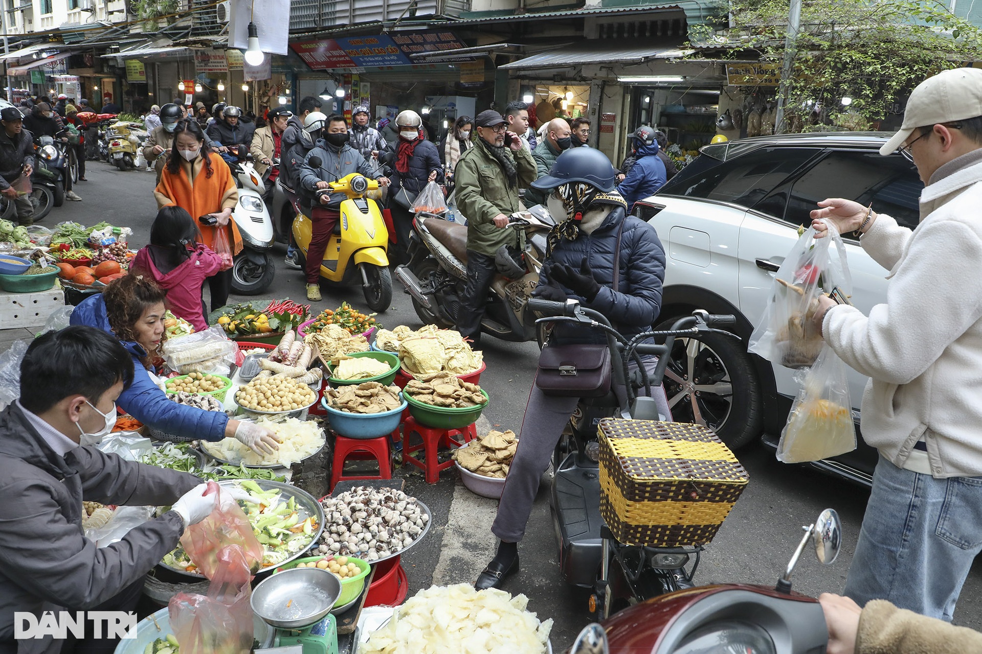 Sôi động chợ Hàng Bè sáng 30 Tết - 11