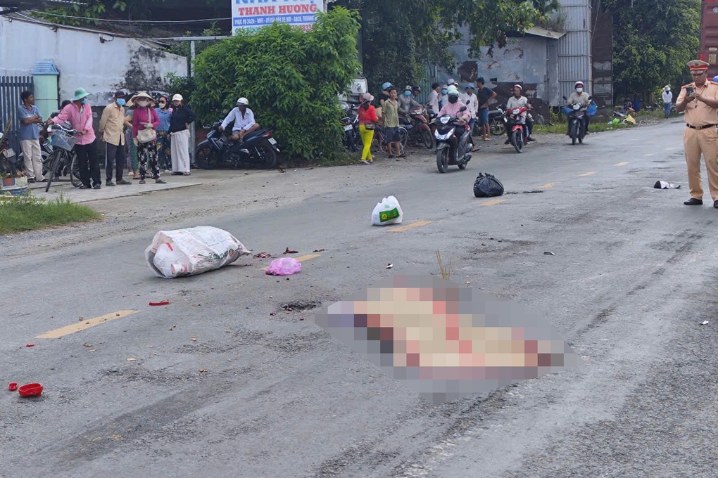 Người phụ nữ bị xe đầu kéo cán tử vong trên quốc lộ xuống cấp - 1 Người phụ nữ bị xe đầu kéo cán tử vong trên quốc lộ xuống cấp - 1