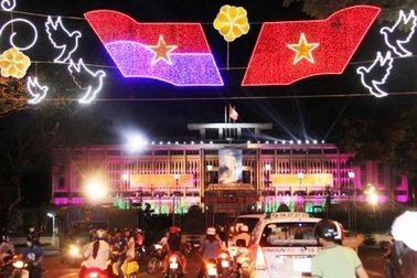 Sài Gòn đẹp lung linh với đèn hoa đón chào năm mới