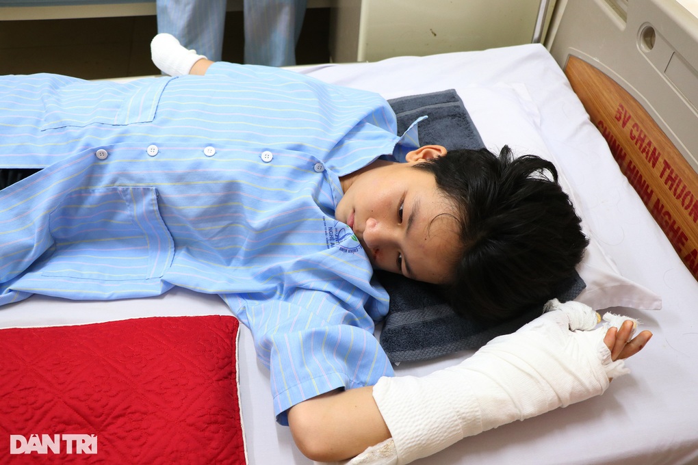 Bé trai 14 tuổi mất bàn tay sau tiếng nổ xé tai, bố nghẹn ngào nghe con hỏi - 4 Bé trai 14 tuổi mất bàn tay sau tiếng nổ xé tai, bố nghẹn ngào nghe con hỏi - 4