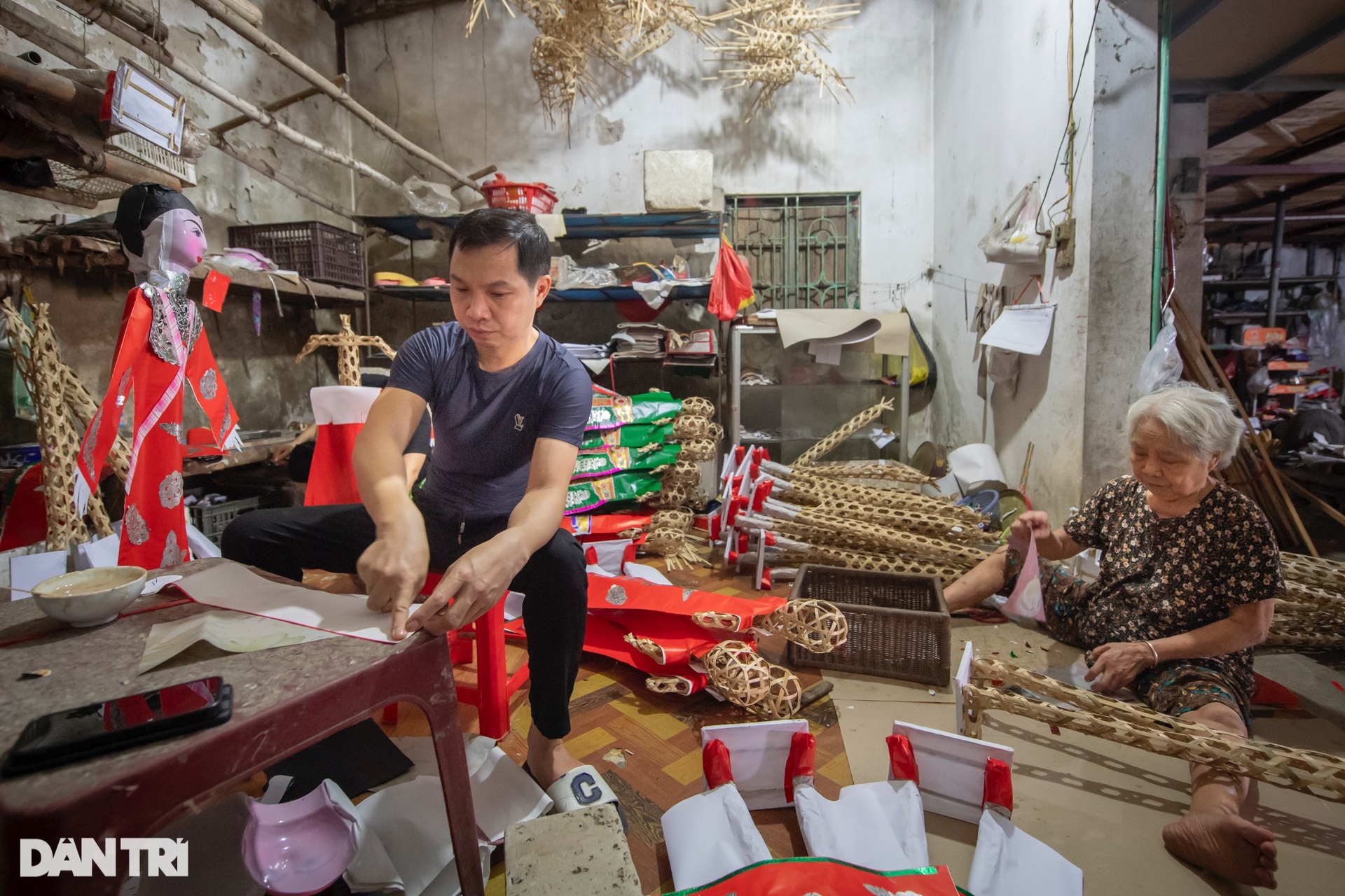 Ngôi làng chuyên sản xuất ngựa giấy, đồ phục vụ cõi âm ở Hà Nội - 4 Ngôi làng chuyên sản xuất ngựa giấy, đồ phục vụ cõi âm ở Hà Nội - 4