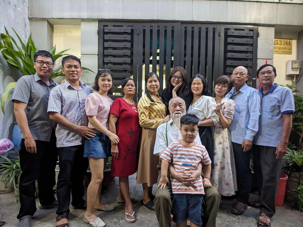 Rơi nước mắt dòng chữ trên phong bì ông ngoại 96 tuổi tặng cháu dâu - 2 Rơi nước mắt dòng chữ trên phong bì ông ngoại 96 tuổi tặng cháu dâu - 2