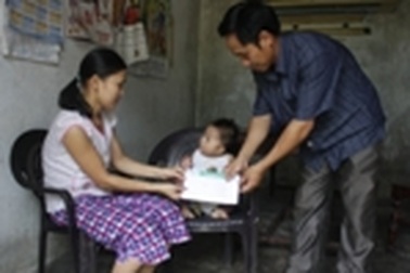 Quà nhân ái tiếp tục đến với bé 27 tháng tuổi mắc nhiều bệnh