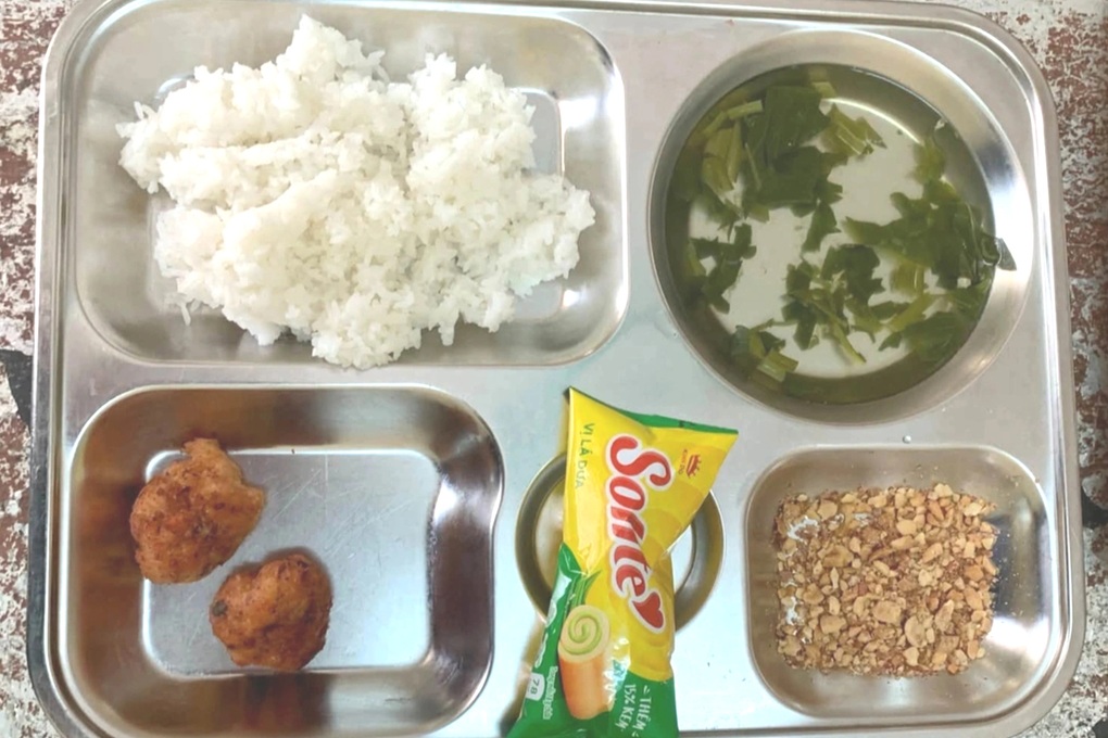 Vụ khay cơm bán trú chỉ có ít muối lạc, 2 miếng thịt viên: Thay đổi bất ngờ - 2