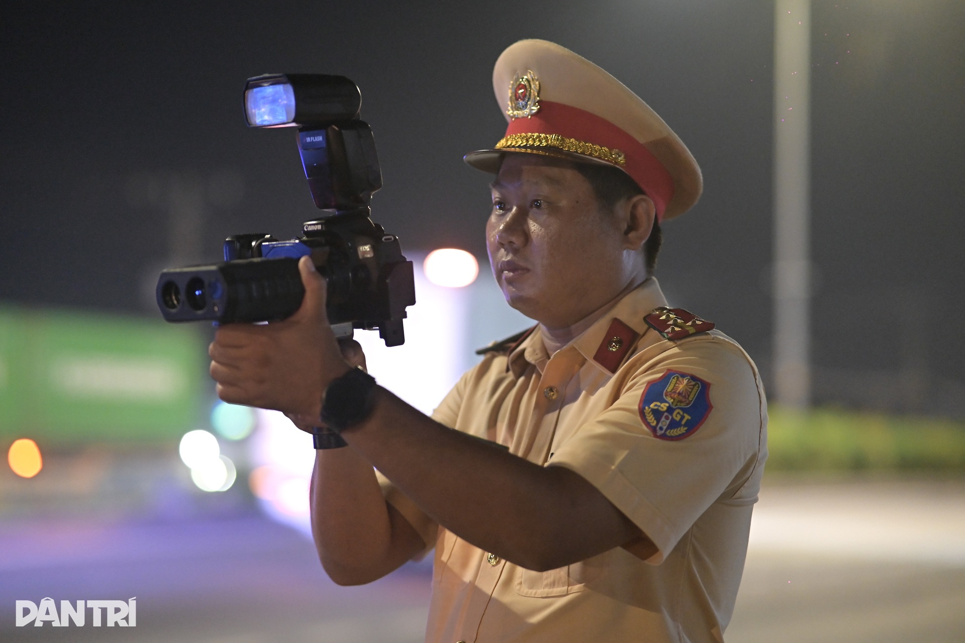 CSGT xuyên đêm xử phạt tài xế ô tô chạy quá tốc độ ở TPHCM - 5 CSGT xuyên đêm xử phạt tài xế ô tô chạy quá tốc độ ở TPHCM - 5