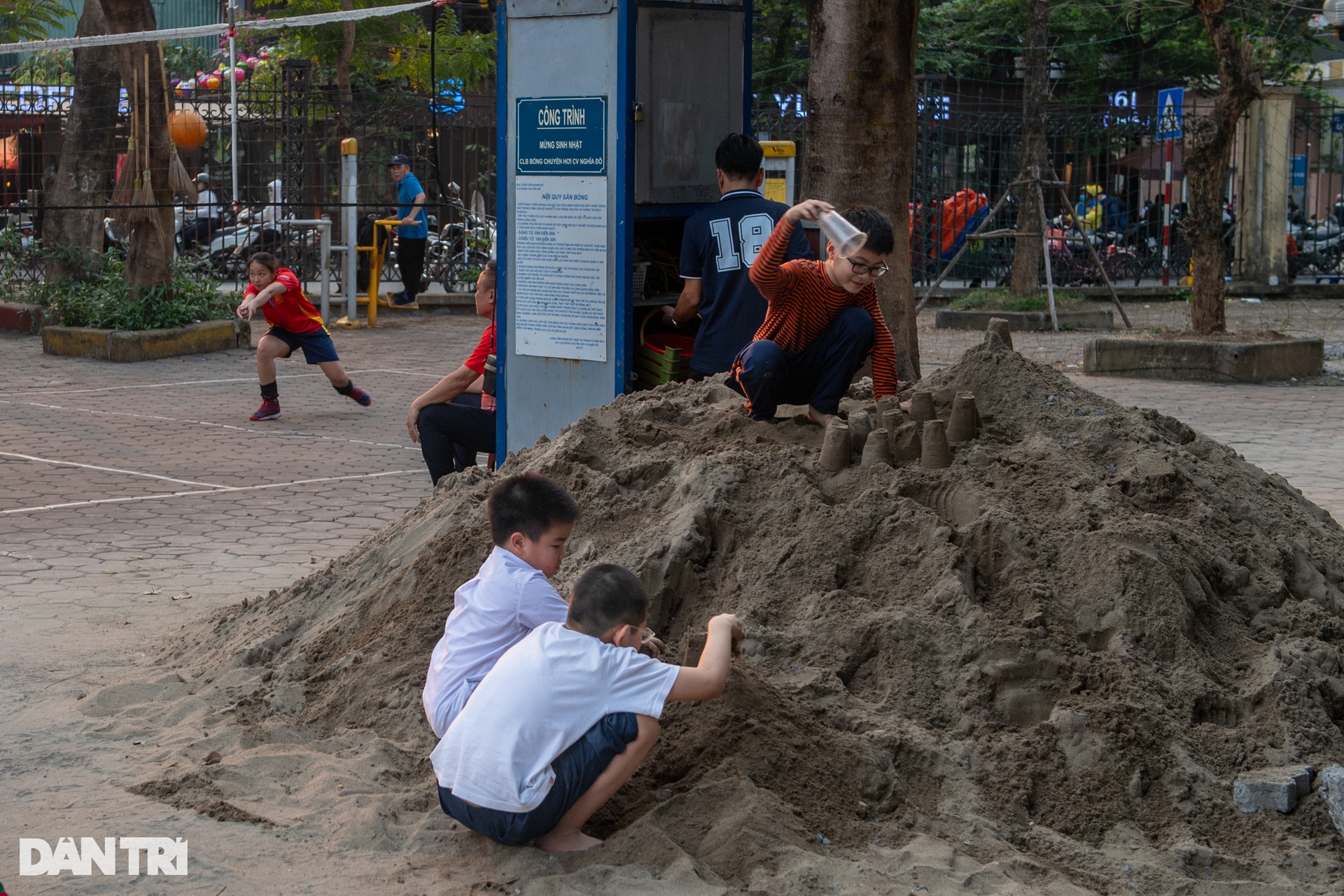 Người dân xé rào chắn, trèo tường vào công viên đang cải tạo ở Hà Nội - 9 Người dân xé rào chắn, trèo tường vào công viên đang cải tạo ở Hà Nội - 9
