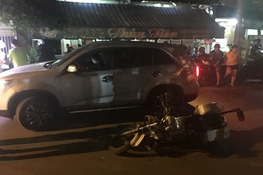 Tài xế ô tô tông thẳng vào xe của cảnh sát giao thông