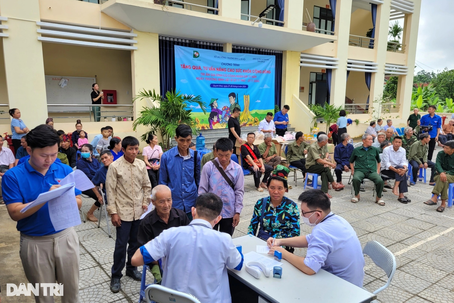 Hành trình khám bệnh, tri ân người có công dịp 27/7 của Dân trí - 1 Hành trình khám bệnh, tri ân người có công dịp 27/7 của Dân trí - 1