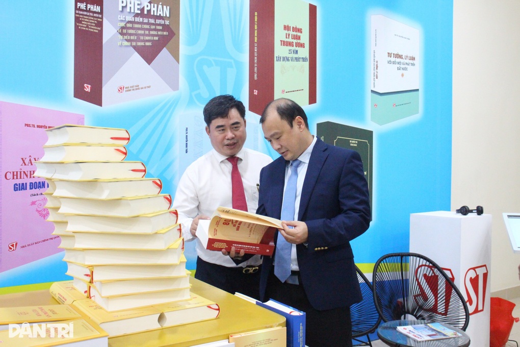 Khai trương Không gian sách bảo vệ nền tảng tư tưởng của Đảng - 4 Khai trương Không gian sách bảo vệ nền tảng tư tưởng của Đảng - 4