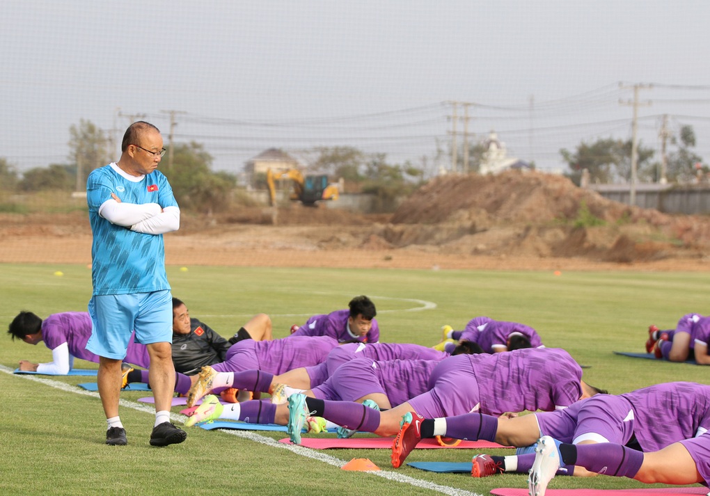 HLV Park Hang Seo lộ vẻ đăm chiêu trước trận gặp Lào - 2