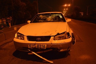 Bị xe Camry húc, xe máy bay xuống ruộng, 1 người tử vong