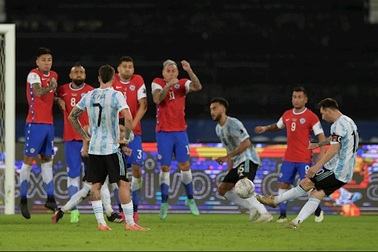 Messi lập siêu phẩm, Argentina vẫn hòa thất vọng với Chile
