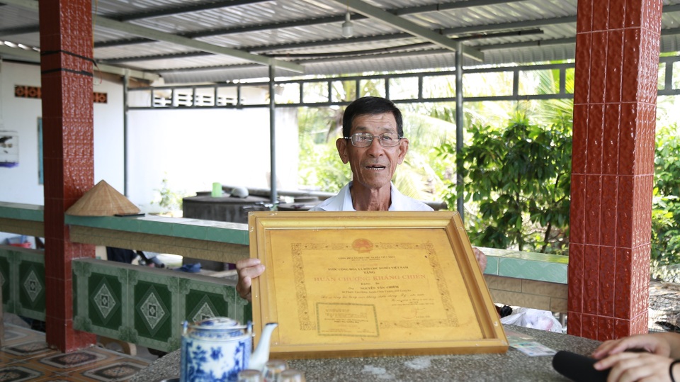 Long An: Thương binh trồng thanh long thu hàng trăm triệu mỗi năm - 7 Long An: Thương binh trồng thanh long thu hàng trăm triệu mỗi năm - 7