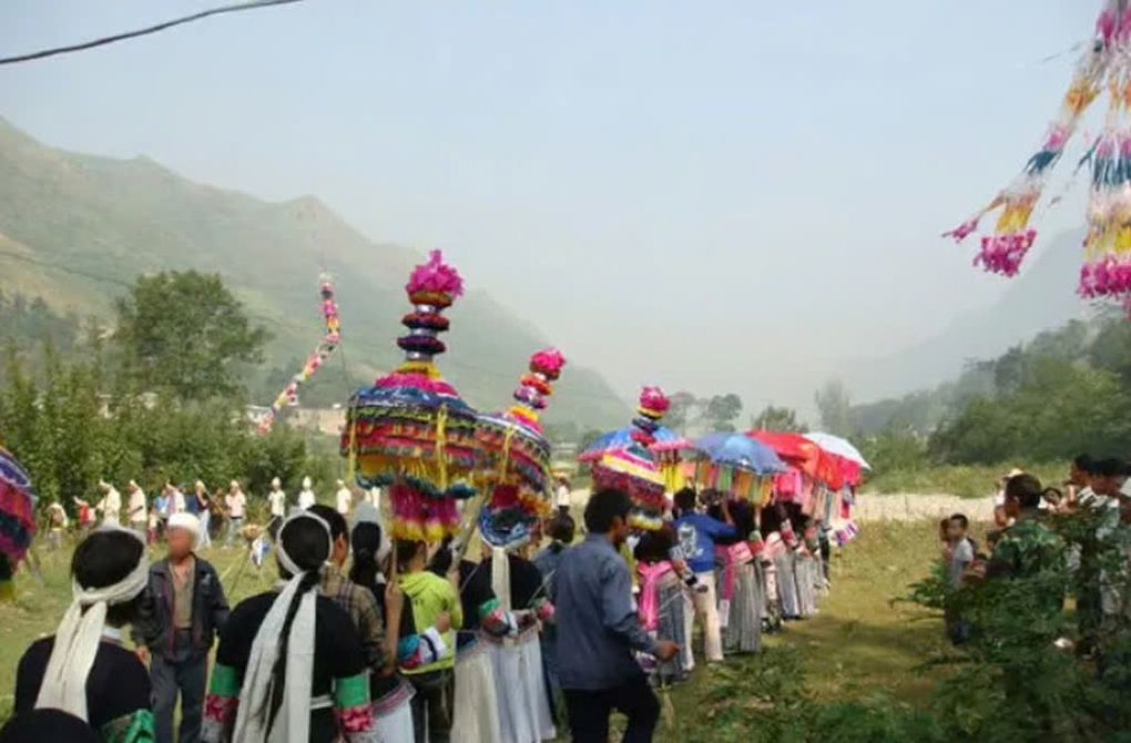 Tại sao một số đám tang ở Trung Quốc bắt người thân phải cười đùa? - 3 Tại sao một số đám tang ở Trung Quốc bắt người thân phải cười đùa? - 3