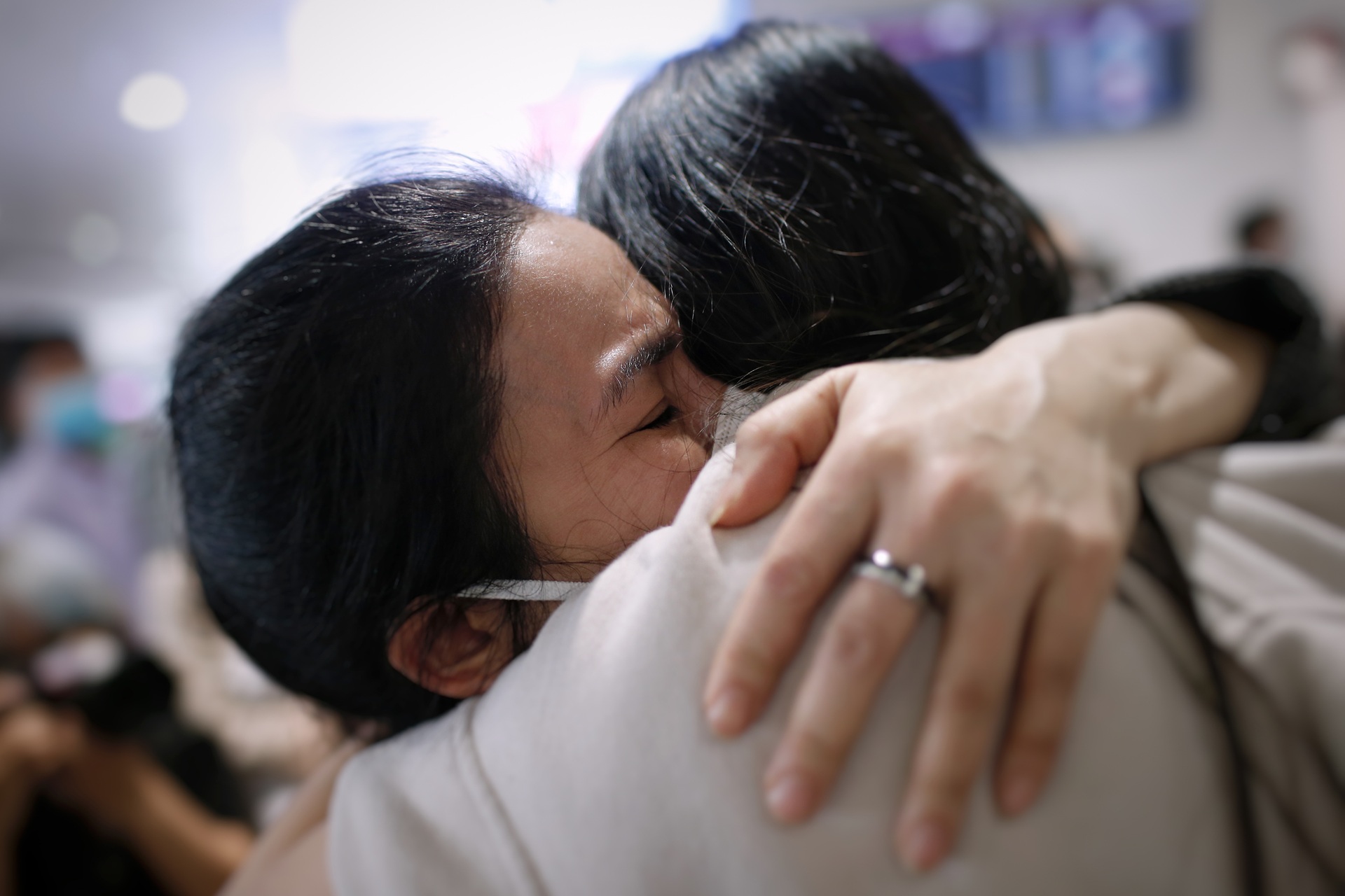 Hình ảnh gần 600 người Việt về nước từ vùng chiến sự Ukraine sáng 13/3 - 9 Hình ảnh gần 600 người Việt về nước từ vùng chiến sự Ukraine sáng 13/3 - 9