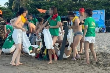 Lao động "quay xe" khi công ty chơi team building cưỡi ngựa, cắn chuối