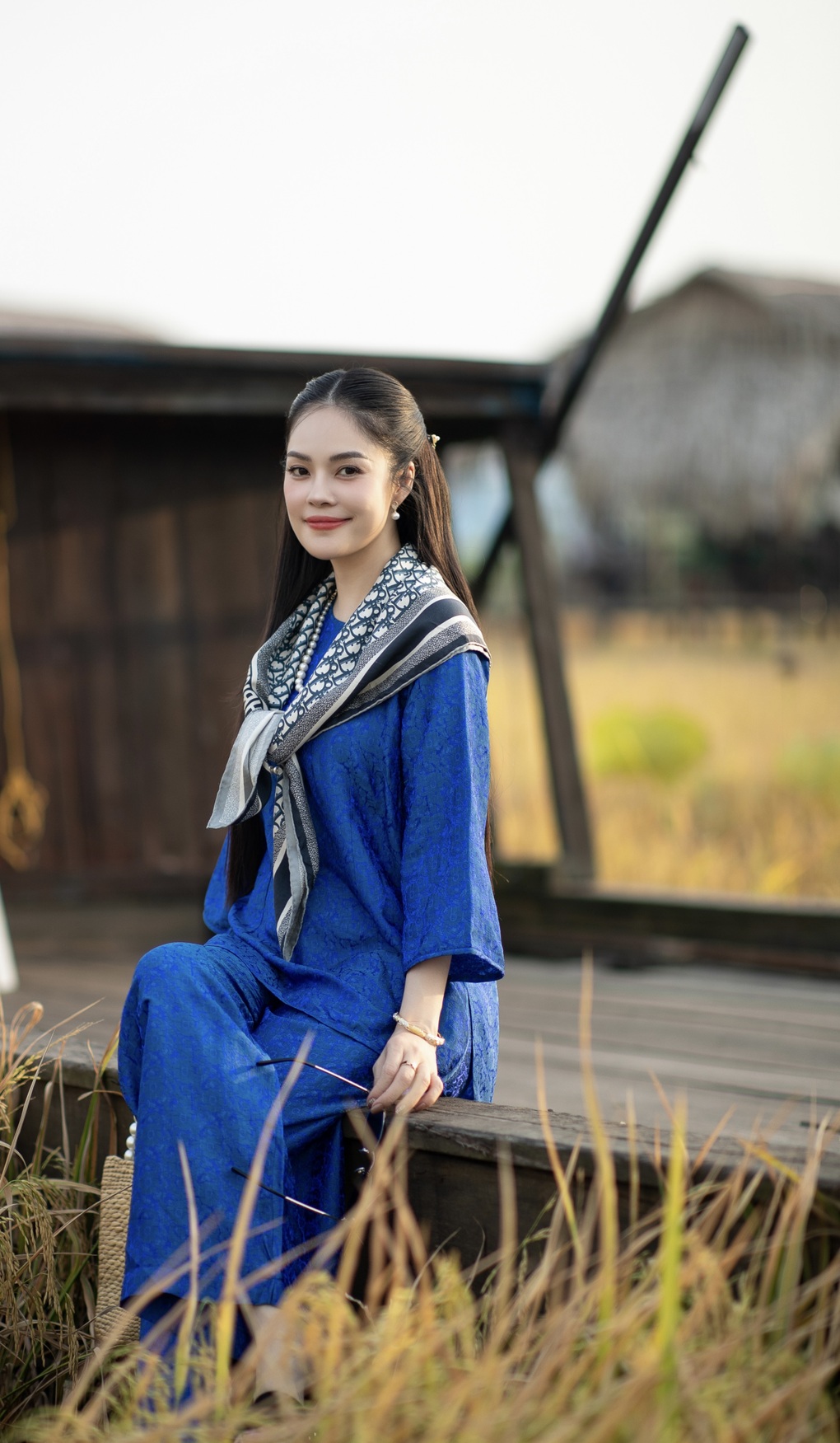 Dương Cẩm Lynh nền nã với áo dài xuân - 5 Dương Cẩm Lynh nền nã với áo dài xuân - 5