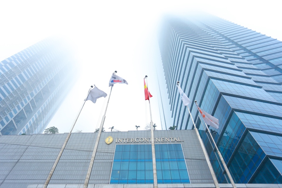 Hà Nội: Sương mù bao phủ dày đặc, các tòa nhà cao tầng bất ngờ biến mất - 6 Hà Nội: Sương mù bao phủ dày đặc, các tòa nhà cao tầng bất ngờ biến mất - 6