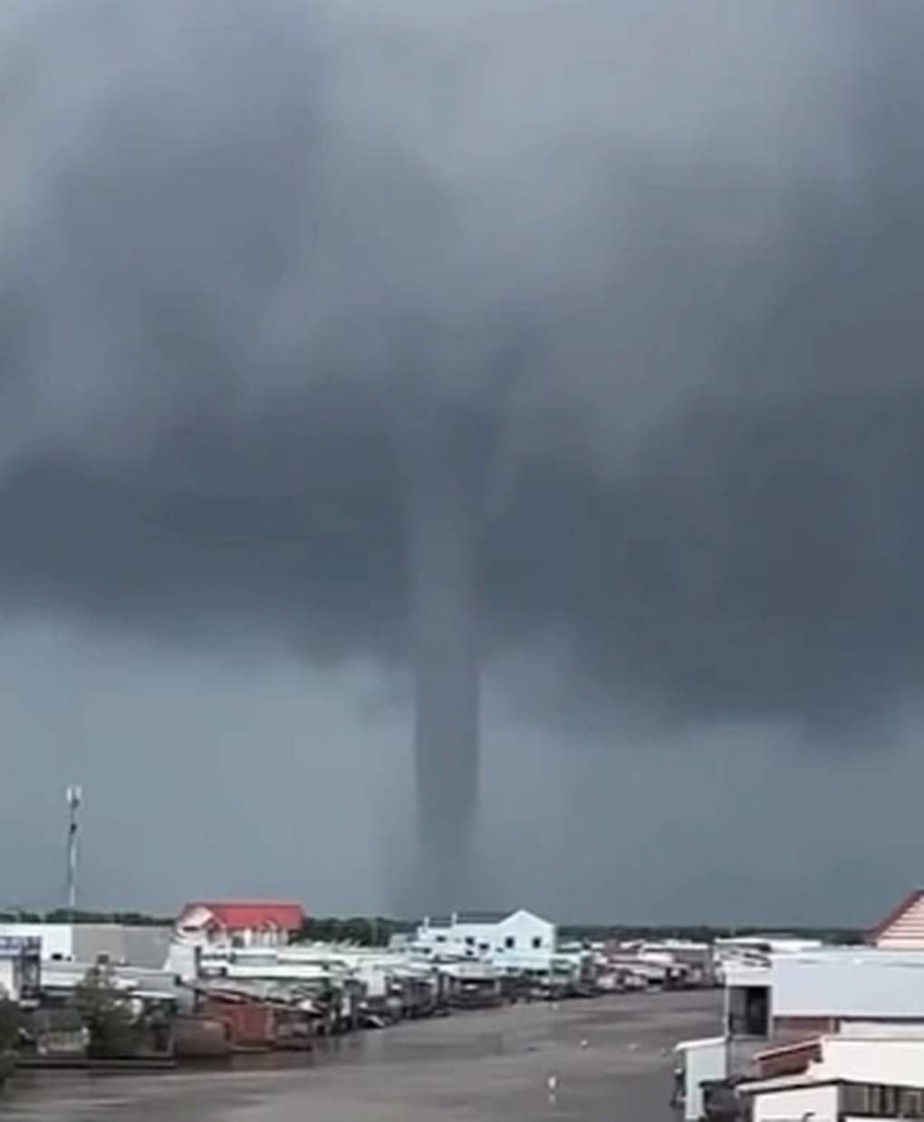 Vòi rồng xuất hiện trên biển Cà Mau - 1 Vòi rồng xuất hiện trên biển Cà Mau - 1