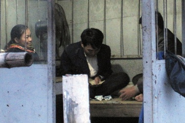 Nhân viên trạm thu phí bỏ việc, đánh bài ăn tiền trong giờ làm việc