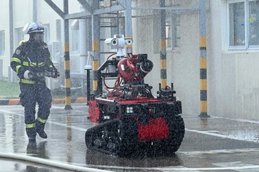 Công an Hà Nội sử dụng robot diễn tập chữa cháy