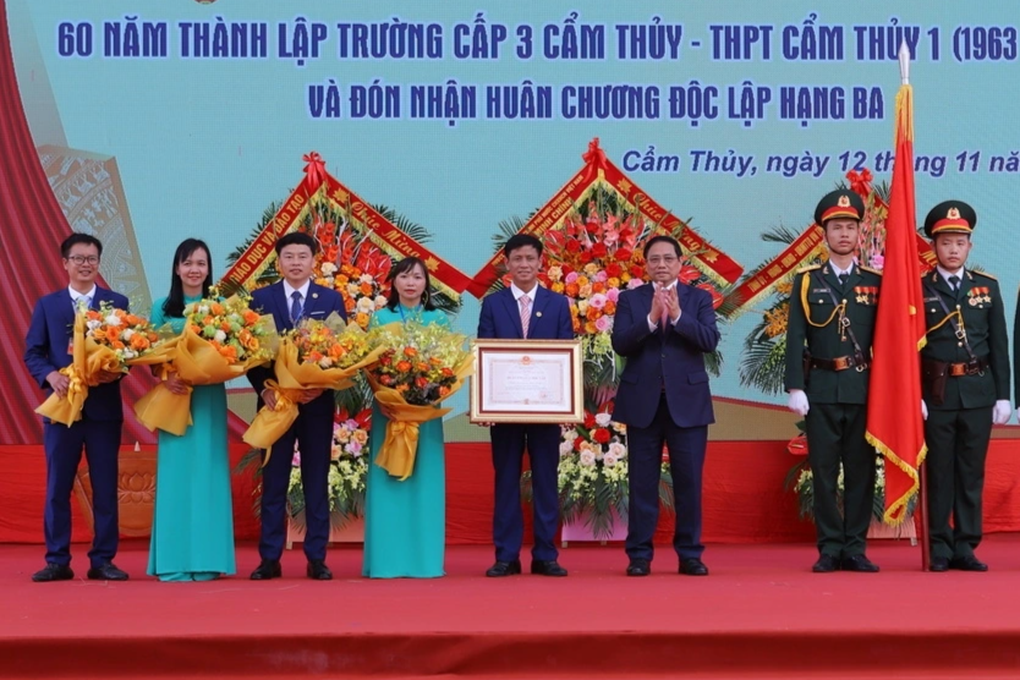 Thủ tướng trao Huân chương Độc lập hạng Ba cho ngôi trường 60 năm tuổi - 1 Thủ tướng trao Huân chương Độc lập hạng Ba cho ngôi trường 60 năm tuổi - 1