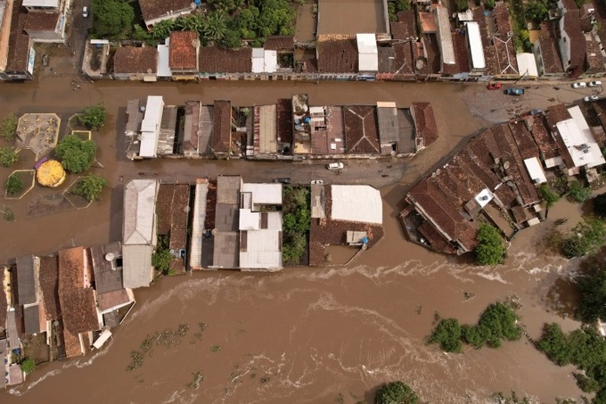 Một khu vực chìm trong nước lũ tại Bahia. Ảnh Reuters. 
