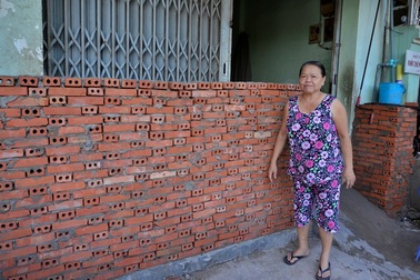 Người Sài Gòn xây “bình phong” cao cả mét... chống ngập