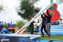 Chủ quầy bar chi 50 triệu đồng thuê thợ tháo dỡ tài sản trước bão Kajiki