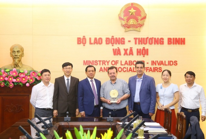 Các đại biểu chụp ảnh lưu niệm