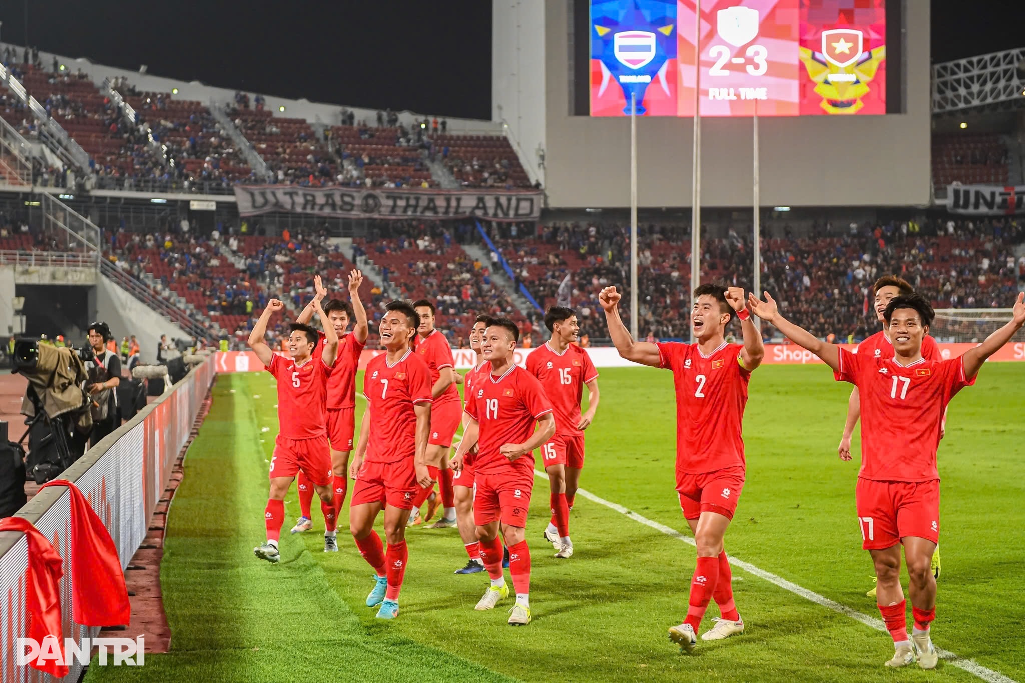 U22 ຫວຽດນາມ ພົບກັບ ໄທ ທີ່ສະໜາມກິລາຊີເກມ 33 – 1 U22 Việt Nam chờ đối đầu Thái Lan trên sân Rajamangala tại SEA Games 33 - 1