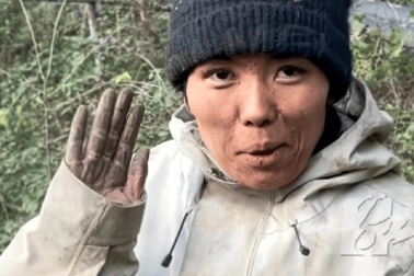 Ngoại hình tàn tạ tới mức không nhận ra của cô gái sống 14 ngày trong rừng