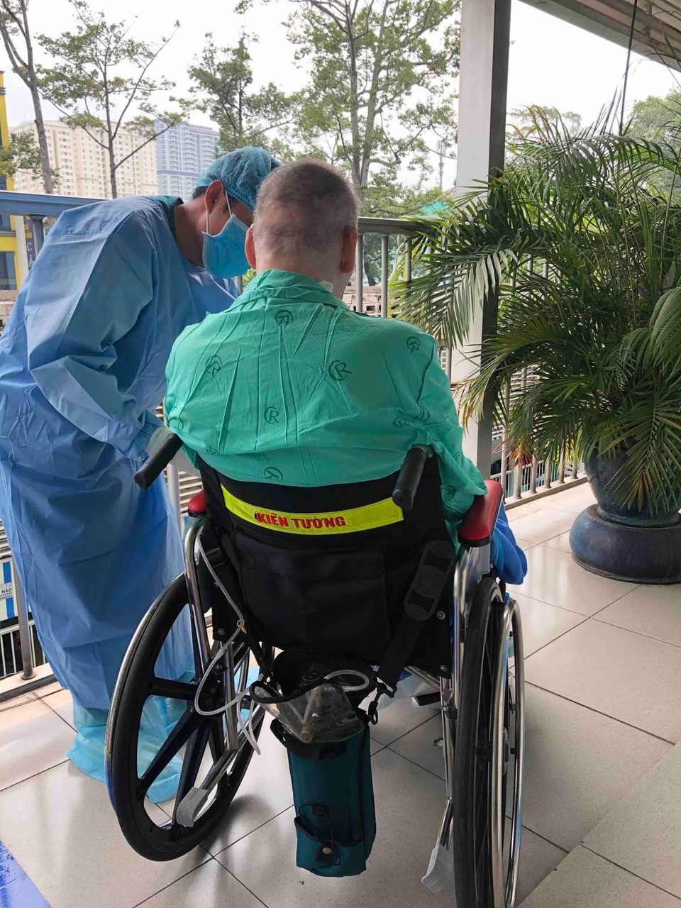Nam phi công nhiễm Covid-19 lướt máy tính bảng, đi tắm nắng mỗi sáng - 1 Nam phi công nhiễm Covid-19 lướt máy tính bảng, đi tắm nắng mỗi sáng - 1