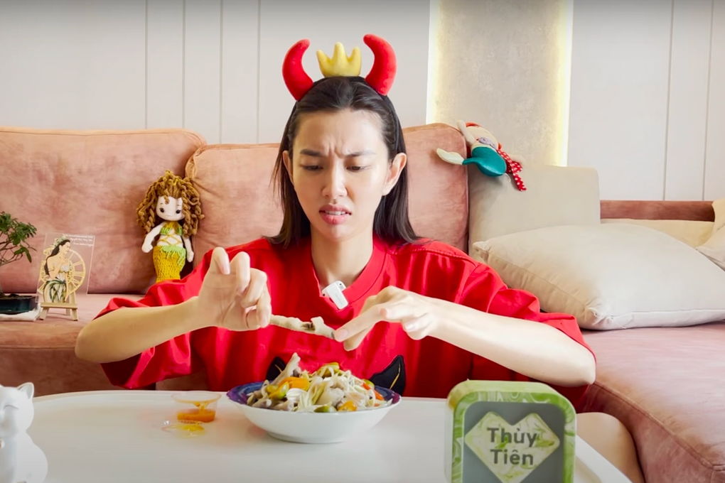 Hoa hậu Thùy Tiên bị nói làm lố, giả nai vì... không biết ăn chân gà - 1 Hoa hậu Thùy Tiên bị nói làm lố, giả nai vì... không biết ăn chân gà - 1