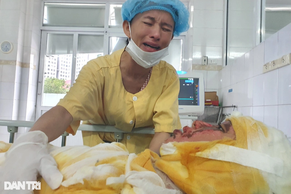 Cậu bé bắt chim trên đường dây điện cao thế thều thào Xin... cứu con - 3 Cậu bé bắt chim trên đường dây điện cao thế thều thào Xin... cứu con - 3