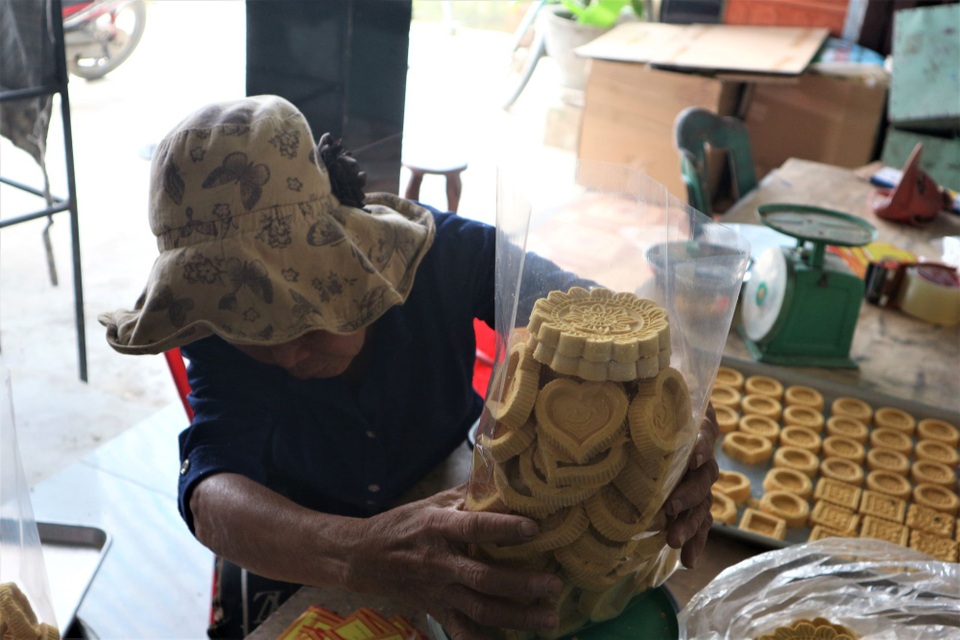 Cả làng đua nhau gõ lốc cốc để làm ra loại bánh khi xuân về - 5 Cả làng đua nhau gõ lốc cốc để làm ra loại bánh khi xuân về - 5