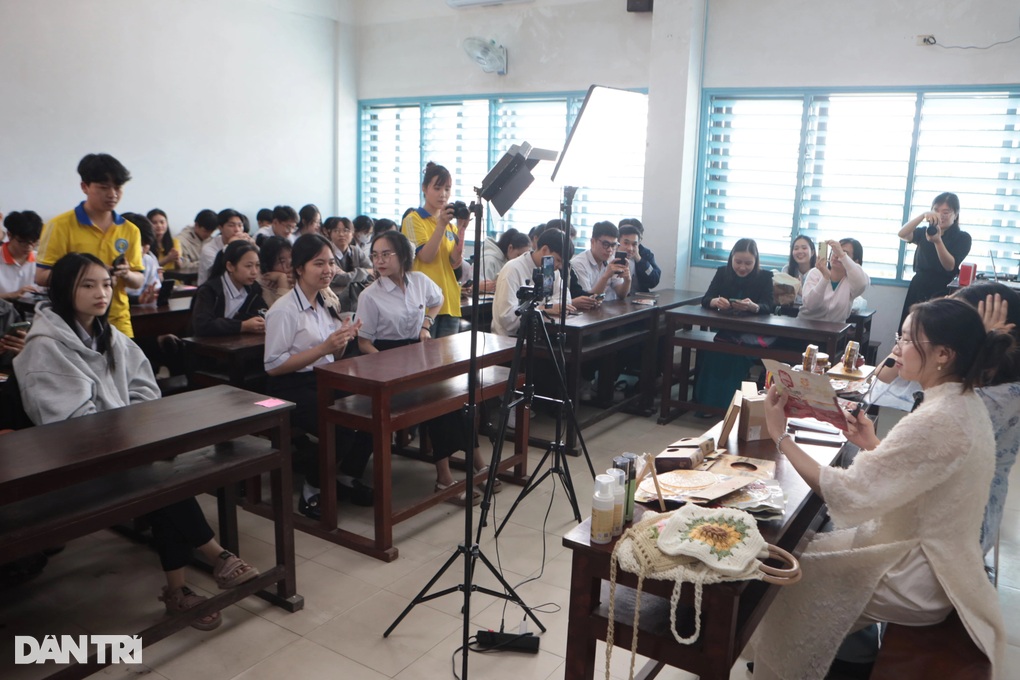 Học sinh cấp 3 hào hứng học livestream bán hàng trên giảng đường - 2 Học sinh cấp 3 hào hứng học livestream bán hàng trên giảng đường - 2
